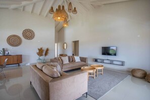 TV - Casa Vos – 16-person villa in Jan Thiel with private swimmin (Jan Thiel)