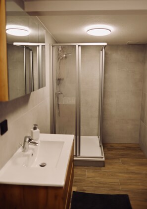 Shower, towels, soap, toilet paper - Penion 44444 (Schkopau)