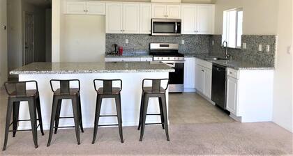 Modern Family Retreat Near Temecula Wine Country "Single room"
