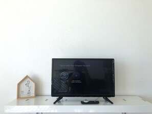 Television - Modern Family Retreat Near Temecula Wine Country S (Winchester)