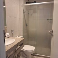 Ducha, toallas, jabón y champú