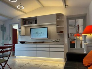 Fernseher, DVD-Player, Bücher