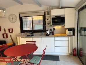Micro-ondes, four, cafetière/bouilloire, grille-pain
