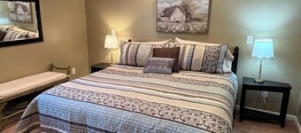 Delightful 4 bdrm Farmhouse and 1 bdrm Barnsuite near Turkey Run State Park