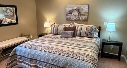 Delightful 4 bdrm Farmhouse and 1 bdrm Barnsuite near Turkey Run State Park