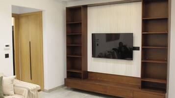 Apartment, 2 Bedrooms, Accessible, Smoking | Living room