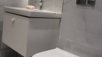 Apartment, 2 Bedrooms, Accessible, Smoking | Bathroom