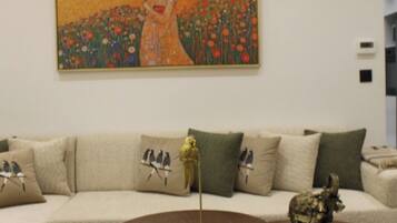 Apartment, 2 Bedrooms, Accessible, Smoking | Living room