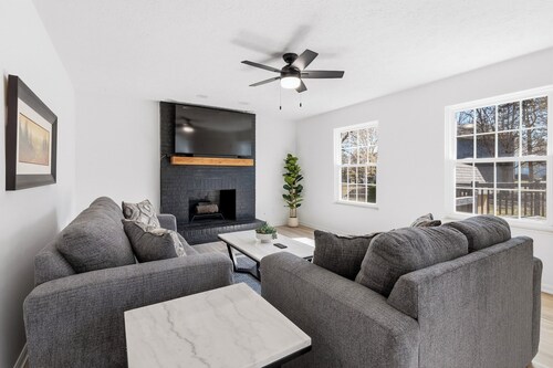 Luxury Fishers,IN Home - 4BR • Fully Renovated • Finished Basement • WiFi