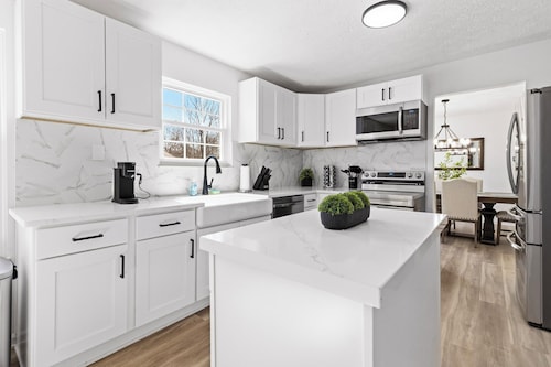 Luxury Fishers,IN Home - 4BR • Fully Renovated • Finished Basement • WiFi