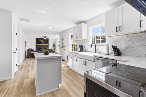 Luxury Fishers,IN Home - 4BR • Fully Renovated • Finished Basement • WiFi