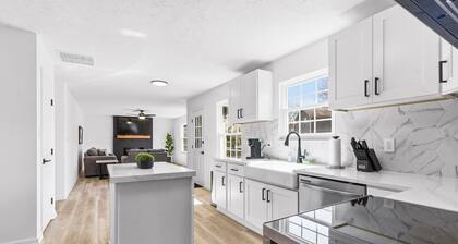 Luxury Fishers,IN Home - 4BR • Fully Renovated • Finished Basement • WiFi