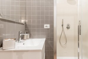 Hair dryer, bidet, towels, toilet paper - 2-bedroom apartment in adorable Roma with air conditioning (Roma)