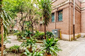 Property grounds - 2-bedroom apartment in adorable Roma with air conditioning (Roma)