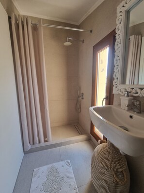 Shower, hair dryer, towels, soap - Villa Muse Sea View and private Pool (Afitos)
