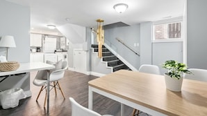 Un interno moderno con zona pranzo, cucina e scala.