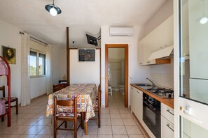 Fridge, oven, stovetop, cookware/dishes/utensils - Marubium - Scorcialupi (Maruggio)