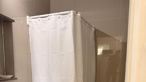 A bathroom with a shower curtain, a toilet, and a sink. - Ezeiza Victoria Barrio Uno, only 5' min from Ezeiza airport. (Ezeiza)