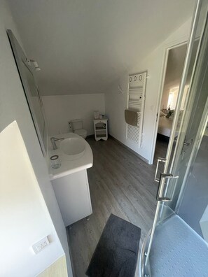 Shower, towels - Gîte with swimming pool, peaceful setting in the Vendée (Saint-Jean-d'Hermine)