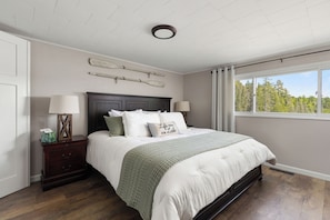 3 bedrooms, travel cot, free WiFi, bed sheets - Private Lakefront House, 15 feet to water, Kayaks, Game Room, Dog Friendly (Wolverine)