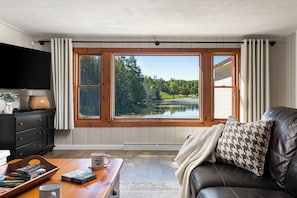 Smart TV, fireplace, DVD player, table football - Private Lakefront House, 15 feet to water, Kayaks, Game Room, Dog Friendly (Wolverine)