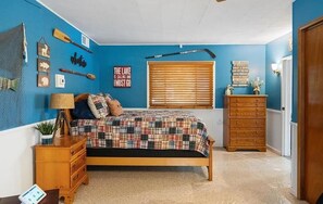 3 bedrooms, WiFi, bed sheets - Private Lakefront House, 15 feet to water, Kayaks, Game Room, Dog Friendly (Wolverine)