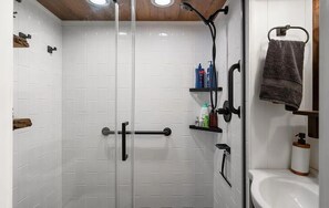 Shower, towels - Private Lakefront House, 15 feet to water, Kayaks, Game Room, Dog Friendly (Wolverine)