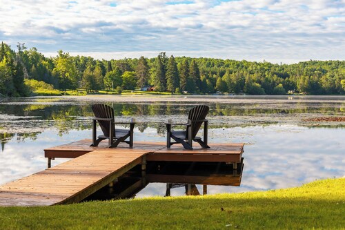 Private Lakefront House, 15 feet to water, Kayaks, Game Room, Dog Friendly