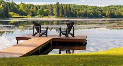 Private Lakefront House, 15 feet to water, Kayaks, Game Room, Dog Friendly