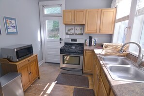 Fridge, microwave, oven, stovetop - Madison Maisonette (Bloomington)