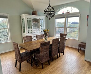 Dining - Gorgeous 5-bedroom house in Corolla with pool and hot tub. 5 min walk to beach. (Corolla)