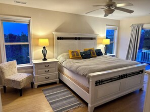 Room - Gorgeous 5-bedroom house in Corolla with pool and hot tub. 5 min walk to beach. (Corolla)