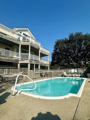 Pool - Gorgeous 5-bedroom house in Corolla with pool and hot tub. 5 min walk to beach. (Corolla)