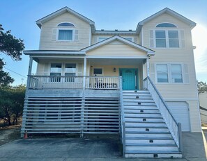 Exterior - Gorgeous 5-bedroom house in Corolla with pool and hot tub. 5 min walk to beach. (Corolla)