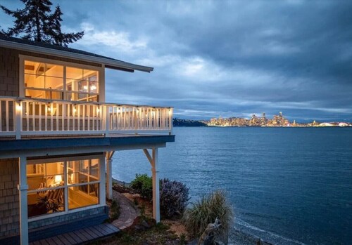 Amazing Seattle view beachfront 4 bedroom /3 bath