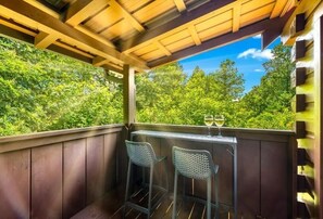 Outdoor dining - Getaway Cabin + Loft Oasis/Mountain View (Gatlinburg)