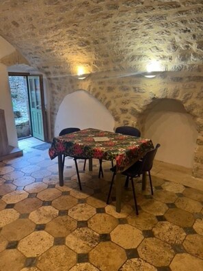 Dining - Impasse de la Courtasse (SAINTE-ENIMIE)