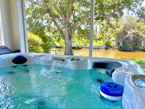 Indoor spa tub - Vanilla Villa (Port Charlotte)