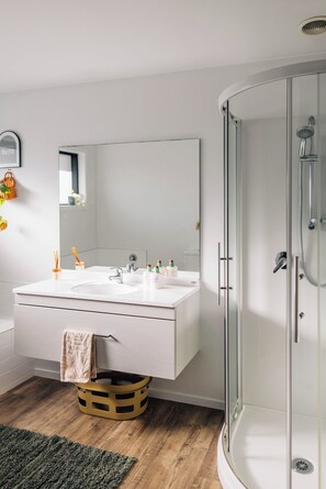 Shower, hair dryer, towels, soap - All the indulgence of a getaway, with the soul of a family home. (Queenstown)