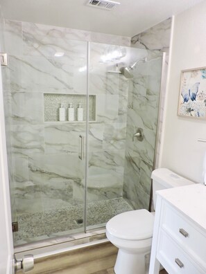 Shower, hair dryer, towels, soap - Summer Oasis: Luxury Condo w/ Lake Views (Montgomery)