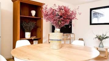 Leilighet – deluxe, hageutsikt | Spiseområde