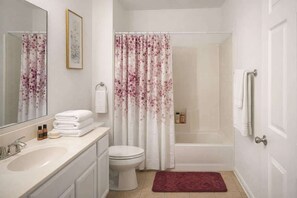 Shower, hair dryer, shampoo - FIFA-12 min to AT&T stdm, 2b2b, game room, 6 flags (Euless)