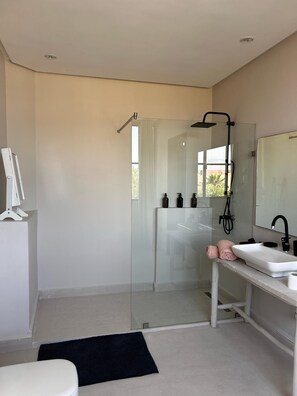Shower, hair dryer, towels, soap - Sublime villa with heated pool and jacuzzi (Marrakesh)