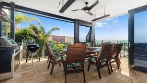 Outdoor dining - The Ultimate Family Entertainer. Bay Views, Spa & Games (Mount Martha)