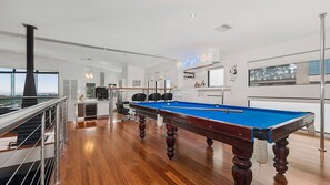 Games room - The Ultimate Family Entertainer. Bay Views, Spa & Games (Mount Martha)