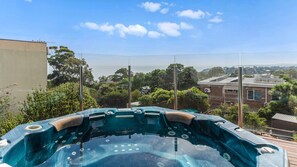 Outdoor spa tub - The Ultimate Family Entertainer. Bay Views, Spa & Games (Mount Martha)