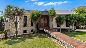 Exterior - The Ultimate Family Entertainer. Bay Views, Spa & Games (Mount Martha)
