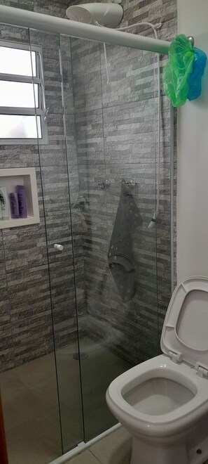 Shower, toilet paper - House with a large and cozy pool, with space for the whole family, 100m from the beach. (Itanhaém)