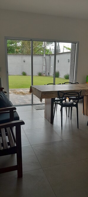Dining - House with a large and cozy pool, with space for the whole family, 100m from the beach. (Itanhaém)