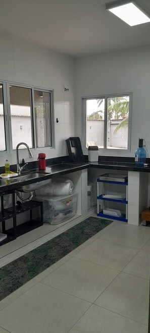Private kitchen - House with a large and cozy pool, with space for the whole family, 100m from the beach. (Itanhaém)